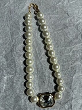 NWOT Ann Taylor Gold and Pearl Necklace with Crystal Accent